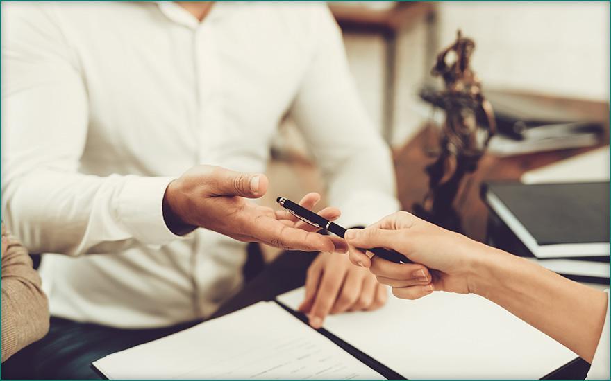 Figurki symbolizujące rodzinę na tle młotka sędziowskiego